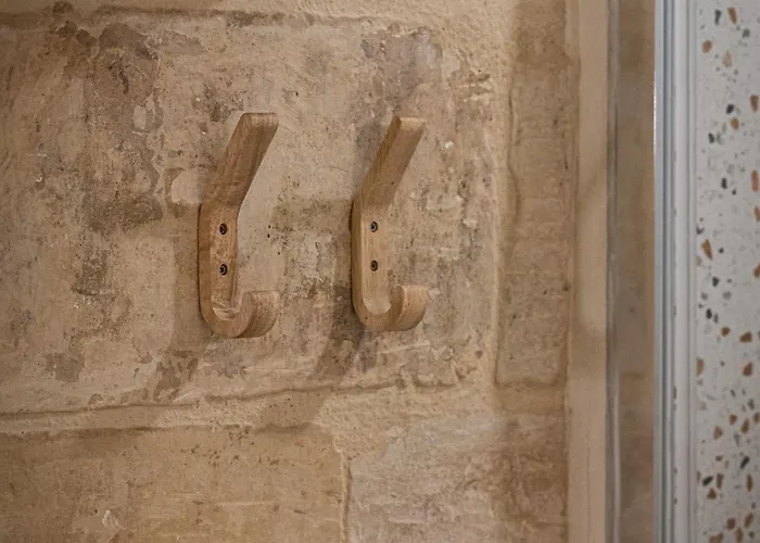 A Cellar Suite Carved In Rock - Super Location - Intimate Hideaway!