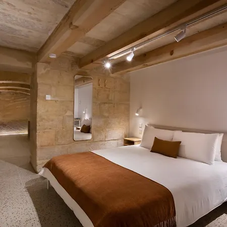 A Cellar Suite Carved In Rock - Super Location - Intimate Hideaway!