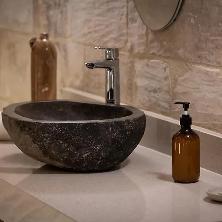 Intimate Hideaway - A Cellar Carved In Rock - Super Location! Lägenhet *