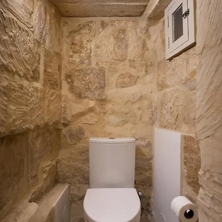 Intimate Hideaway - A Cellar Carved In Rock - Super Location! Lägenhet