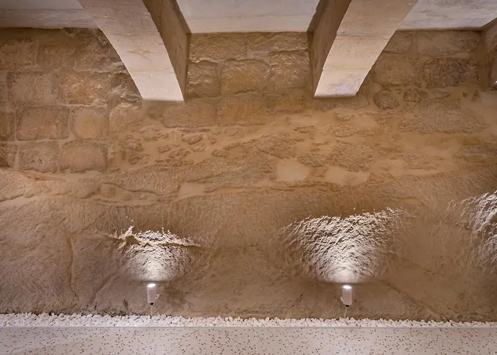 A Cellar Suite Carved In Rock - Super Location - Intimate Hideaway!