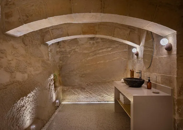 A Cellar Suite Carved In Rock - Super Location - Intimate Hideaway! *