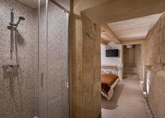 A Cellar Carved In Rock - Super Location - Intimate Hideaway!